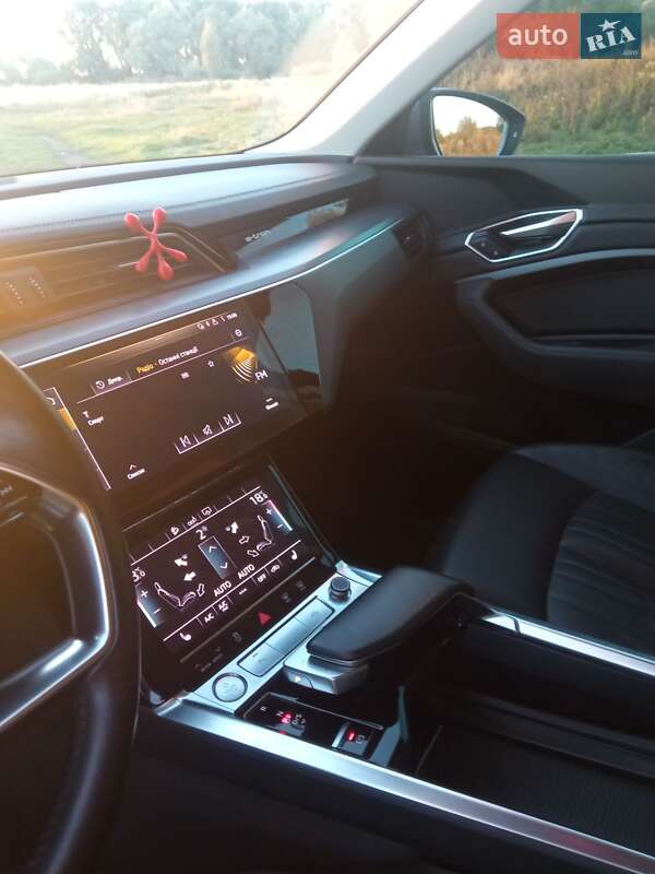 Позашляховик / Кросовер Audi e-tron 2019 в Вараші
