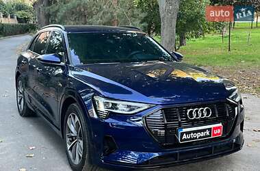 Позашляховик / Кросовер Audi e-tron 2021 в 
