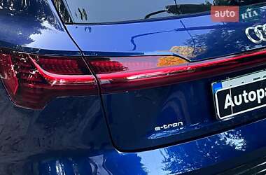 Позашляховик / Кросовер Audi e-tron 2021 в 