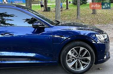 Позашляховик / Кросовер Audi e-tron 2021 в 