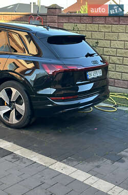 Внедорожник / Кроссовер Audi e-tron 2022 в 