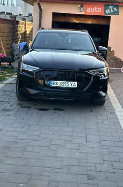 Внедорожник / Кроссовер Audi e-tron 2022 в 
