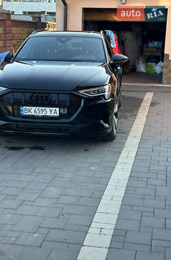 Внедорожник / Кроссовер Audi e-tron 2022 в 