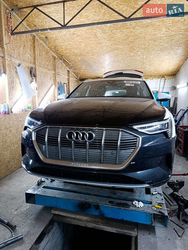 Внедорожник / Кроссовер Audi e-tron 2022 в Золочеве