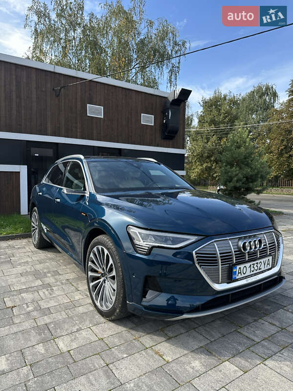 Позашляховик / Кросовер Audi e-tron 2021 в 