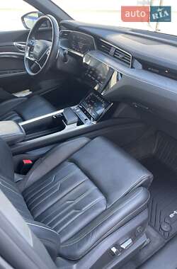 Позашляховик / Кросовер Audi e-tron 2019 в 