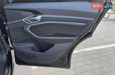Позашляховик / Кросовер Audi e-tron 2023 в 