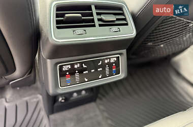 Позашляховик / Кросовер Audi e-tron 2021 в 