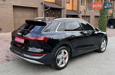 Внедорожник / Кроссовер Audi e-tron 2023 в 