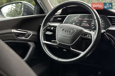 Позашляховик / Кросовер Audi e-tron 2021 в 