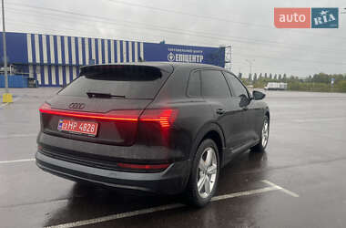 Позашляховик / Кросовер Audi e-tron 2023 в 