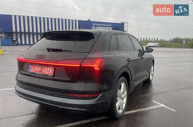 Позашляховик / Кросовер Audi e-tron 2023 в 