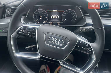 Позашляховик / Кросовер Audi e-tron 2023 в 