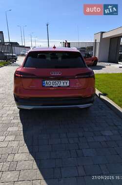 Позашляховик / Кросовер Audi e-tron 2022 в 