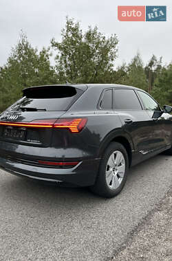 Внедорожник / Кроссовер Audi e-tron 2022 в 