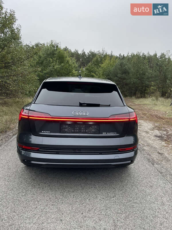 Позашляховик / Кросовер Audi e-tron 2022 в Києві