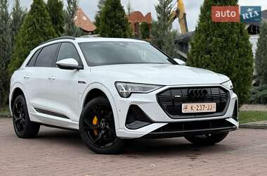 Позашляховик / Кросовер Audi e-tron 2021 в 