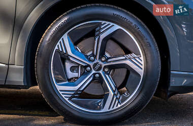 Позашляховик / Кросовер Audi e-tron 2023 в 