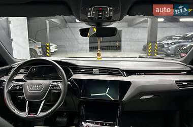 Позашляховик / Кросовер Audi e-tron 2022 в 