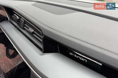 Позашляховик / Кросовер Audi e-tron 2023 в 