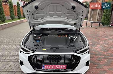 Позашляховик / Кросовер Audi e-tron 2023 в 