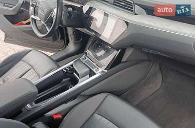 Позашляховик / Кросовер Audi e-tron 2021 в 