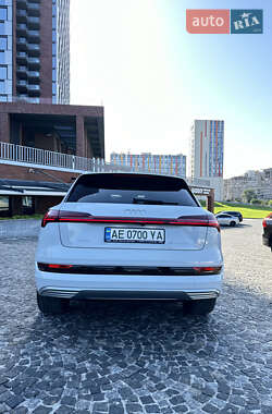Позашляховик / Кросовер Audi e-tron 2021 в 