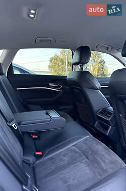 Позашляховик / Кросовер Audi e-tron 2021 в 