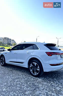 Позашляховик / Кросовер Audi e-tron 2021 в 