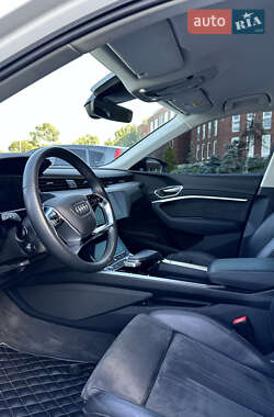 Позашляховик / Кросовер Audi e-tron 2021 в 