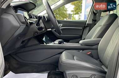 Позашляховик / Кросовер Audi e-tron 2022 в 