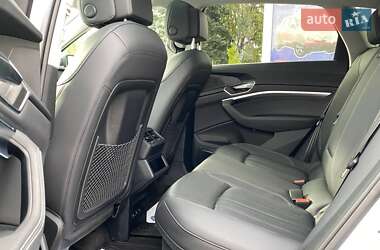 Позашляховик / Кросовер Audi e-tron 2022 в 