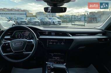 Позашляховик / Кросовер Audi e-tron 2022 в 