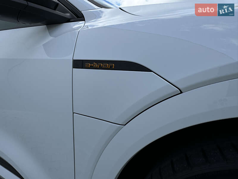 Позашляховик / Кросовер Audi e-tron 2022 в Мукачевому