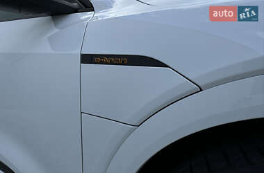 Позашляховик / Кросовер Audi e-tron 2022 в 
