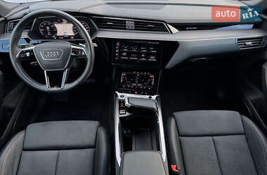 Позашляховик / Кросовер Audi e-tron 2022 в 