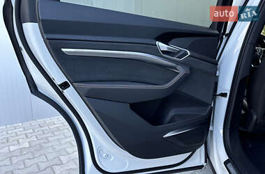 Позашляховик / Кросовер Audi e-tron 2022 в 