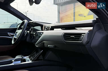 Внедорожник / Кроссовер Audi e-tron 2022 в 