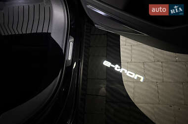 Внедорожник / Кроссовер Audi e-tron 2021 в 
