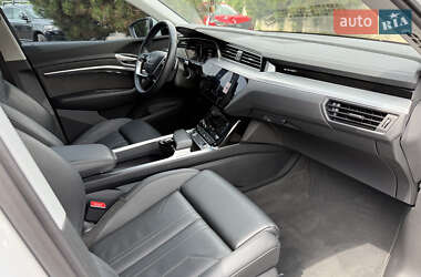 Внедорожник / Кроссовер Audi e-tron 2021 в 
