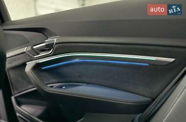 Позашляховик / Кросовер Audi e-tron 2021 в 