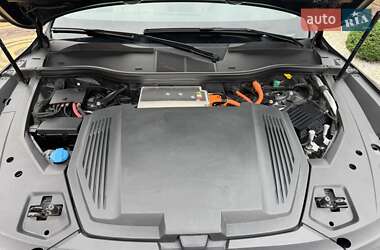 Позашляховик / Кросовер Audi e-tron 2022 в 