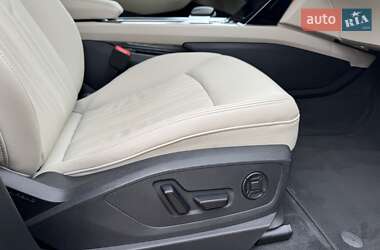 Позашляховик / Кросовер Audi e-tron 2022 в 