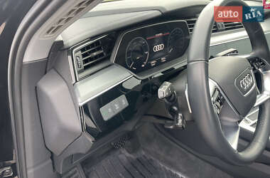 Позашляховик / Кросовер Audi e-tron 2023 в 