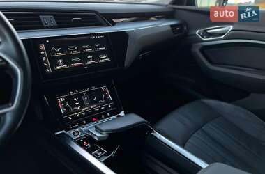 Внедорожник / Кроссовер Audi e-tron 2022 в 