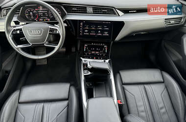 Позашляховик / Кросовер Audi e-tron 2022 в 