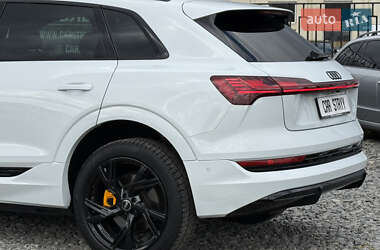 Позашляховик / Кросовер Audi e-tron 2021 в 
