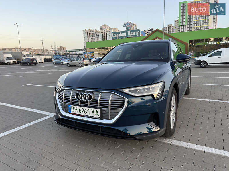 Позашляховик / Кросовер Audi e-tron 2020 в 