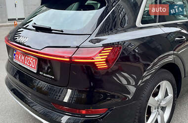 Позашляховик / Кросовер Audi e-tron 2019 в 