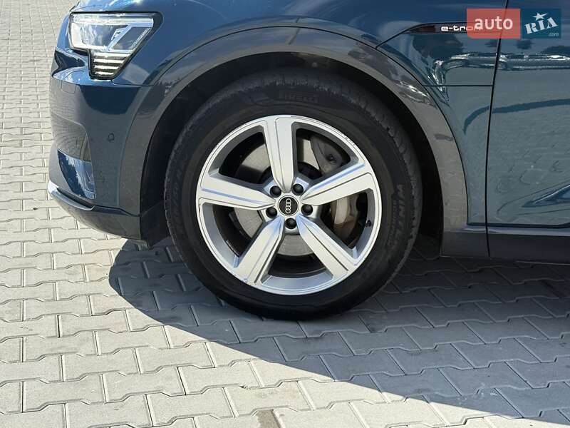 Позашляховик / Кросовер Audi e-tron 2021 в Городку